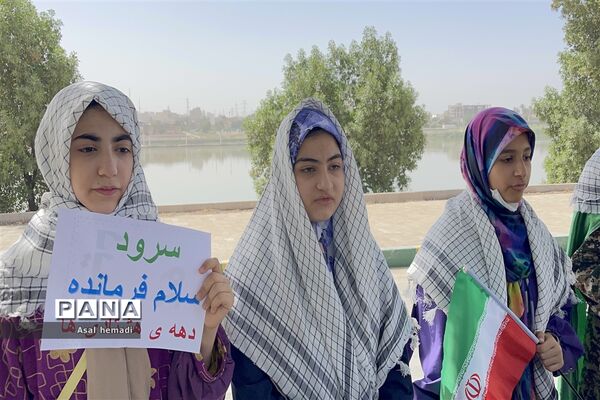 اجرای سرود سلام فرمانده در راهپیمایی خانوادگی پیشتازان دبیرستان وحدت ناحیه یک اهواز