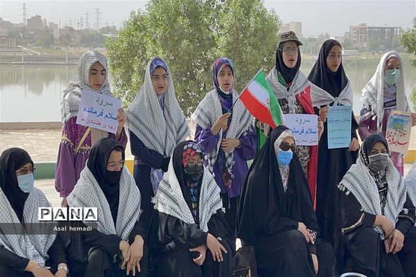 اجرای سرود سلام فرمانده در راهپیمایی خانوادگی پیشتازان دبیرستان وحدت ناحیه یک اهواز