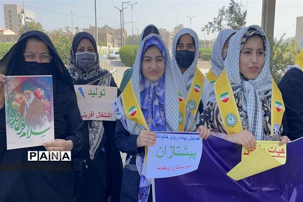 اجرای سرود سلام فرمانده در راهپیمایی خانوادگی پیشتازان دبیرستان وحدت ناحیه یک اهواز