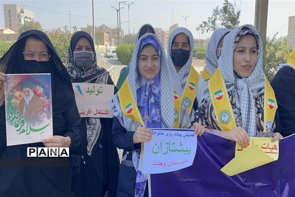 اجرای سرود سلام فرمانده در راهپیمایی خانوادگی پیشتازان دبیرستان وحدت ناحیه یک اهواز