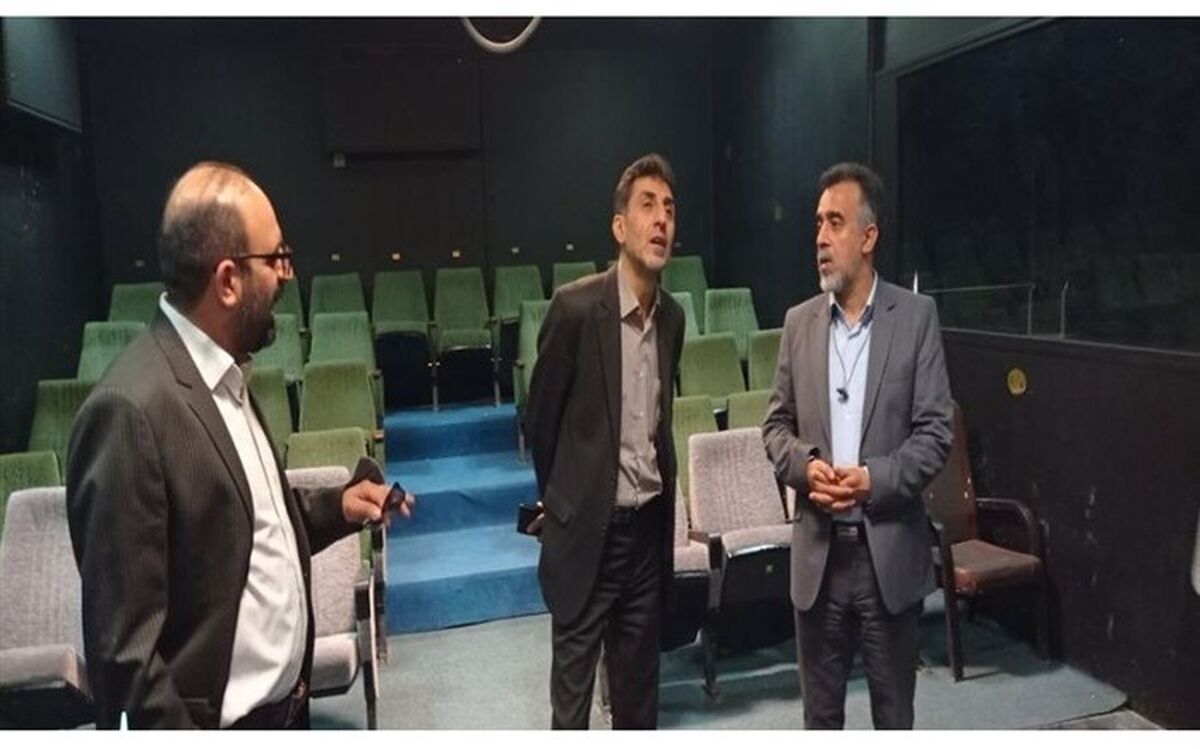 بازدید مدیرکل هنرهای نمایشی از روند آماده‌سازی سالن‌های جشنواره کودک
