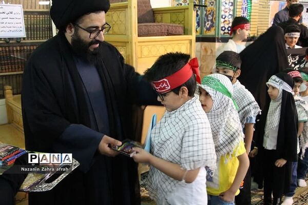 برگزاری سرود سلام فرمانده همزمان با برپایی نماز جمعه رودهن