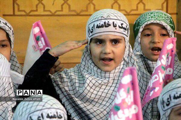 برگزاری سرود سلام فرمانده همزمان با برپایی نماز جمعه رودهن