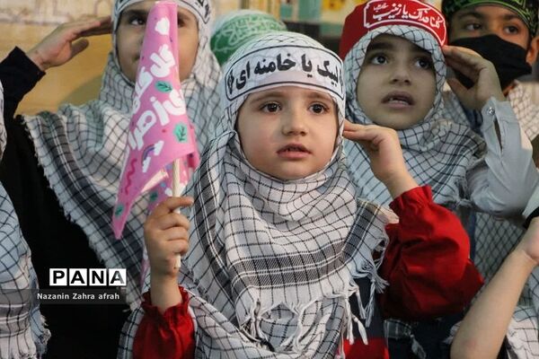 برگزاری سرود سلام فرمانده همزمان با برپایی نماز جمعه رودهن