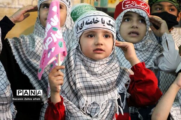 برگزاری سرود سلام فرمانده همزمان با برپایی نماز جمعه رودهن