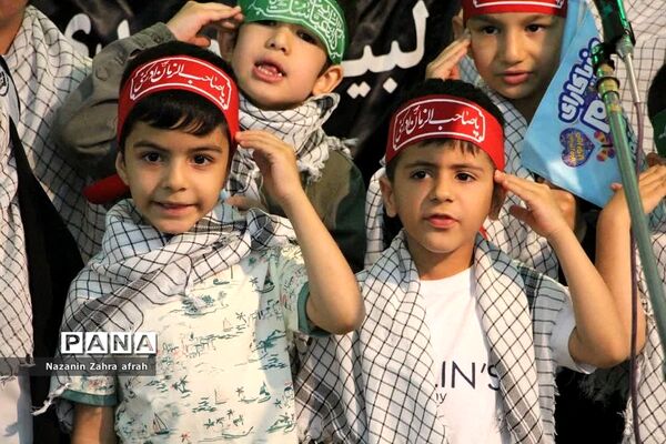 برگزاری سرود سلام فرمانده همزمان با برپایی نماز جمعه رودهن