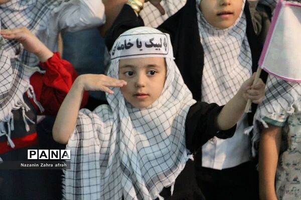 برگزاری سرود سلام فرمانده همزمان با برپایی نماز جمعه رودهن