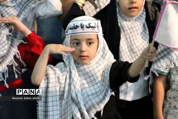 برگزاری سرود سلام فرمانده همزمان با برپایی نماز جمعه رودهن