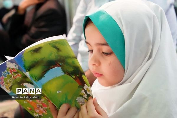 برگزاری سرود سلام فرمانده همزمان با برپایی نماز جمعه رودهن