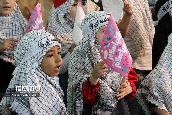 برگزاری سرود سلام فرمانده همزمان با برپایی نماز جمعه رودهن