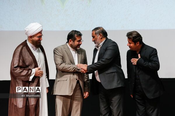 اختتامیه اولین جشنواره شکوه جمعه (عکس و شعر نمازجمعه)