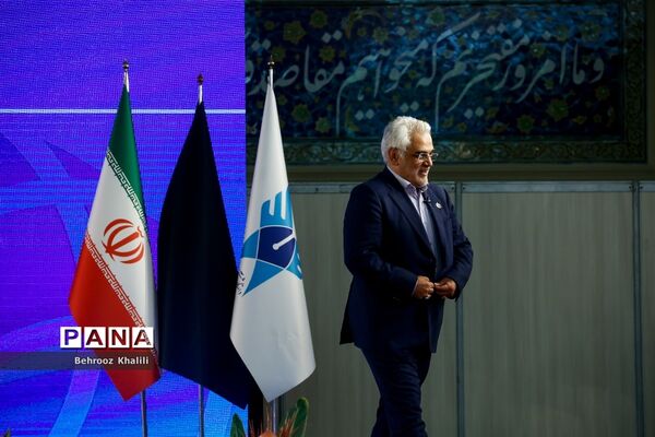 افتتاح نمایشگاه رویداد ملی عصر امید دانشگاه آزاد اسلامی