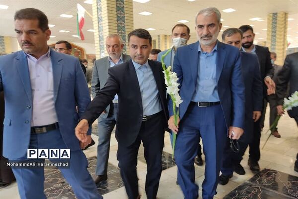 ادای احترام و آیین غبارروبی مزارشهدا در سفر استانی وزیر آموزش و‌ پرورش به خراسان شمالی
