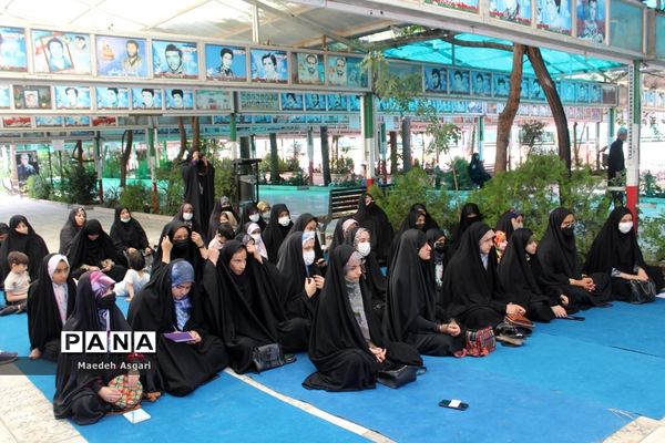 گلباران مزار شهدا با حضور دانش‌آموزان خبرنگار پانا در قم-1