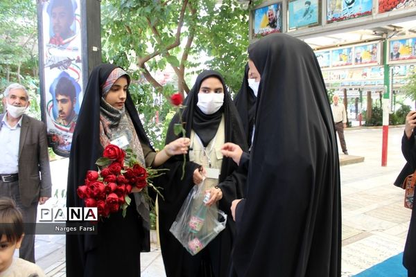 گلباران مزار شهدا با حضور دانش‌آموزان خبرنگار پانا در قم-1