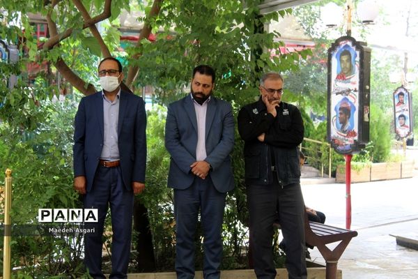 گلباران مزار شهدا با حضور دانش‌آموزان خبرنگار پانا در قم-1