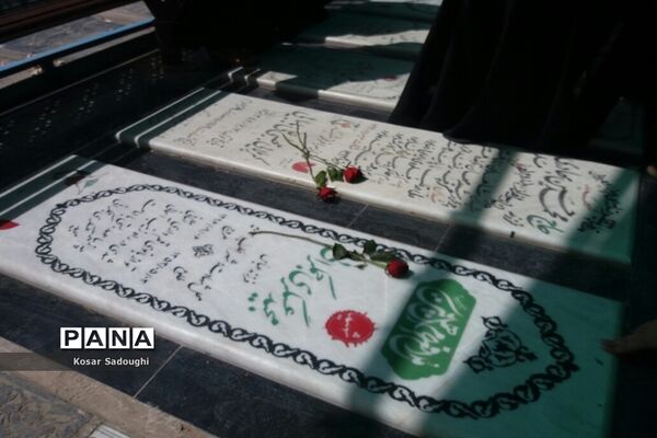 گلباران مزار شهدا با حضور دانش‌آموزان خبرنگار پانا در قم-2