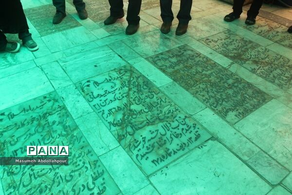 گلباران مزار شهدا با حضور دانش‌آموزان خبرنگار پانا در قم-2