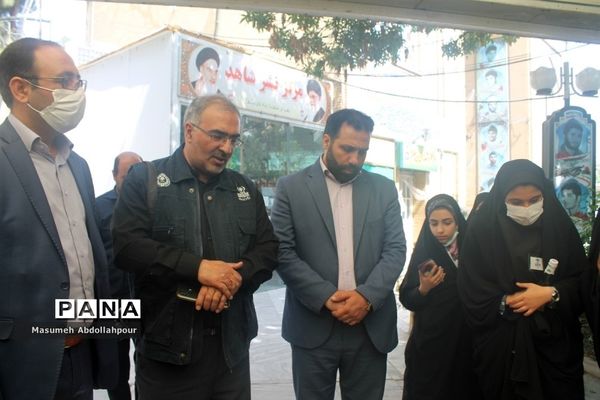 گلباران مزار شهدا با حضور دانش‌آموزان خبرنگار پانا در قم-2