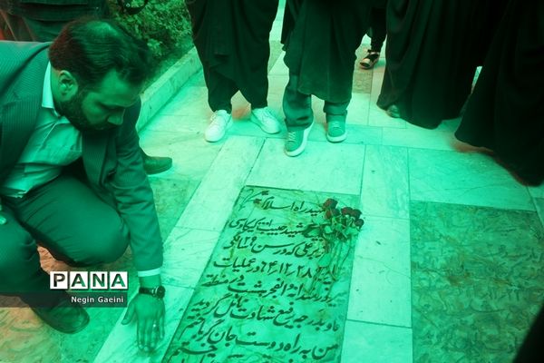 گلباران مزار شهدا با حضور دانش‌آموزان خبرنگار پانا در قم-2