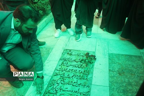 گلباران مزار شهدا با حضور دانش‌آموزان خبرنگار پانا در قم-2