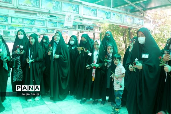 گلباران مزار شهدا با حضور دانش‌آموزان خبرنگار پانا در قم-2