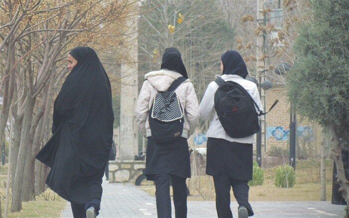 ویژگی‌های جامعه بر تربیت دختران موثر است