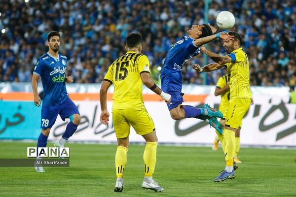 دیدار تیم‌های فوتبال استقلال و نفت مسجدسلیمان