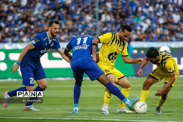 دیدار تیم‌های فوتبال استقلال و نفت مسجدسلیمان