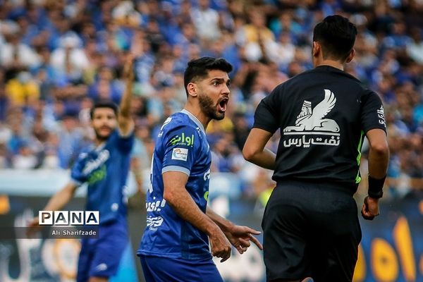 دیدار تیم‌های فوتبال استقلال و نفت مسجدسلیمان