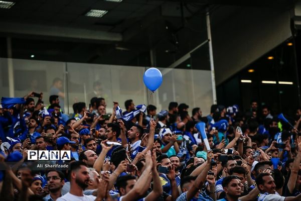 دیدار تیم‌های فوتبال استقلال و نفت مسجدسلیمان