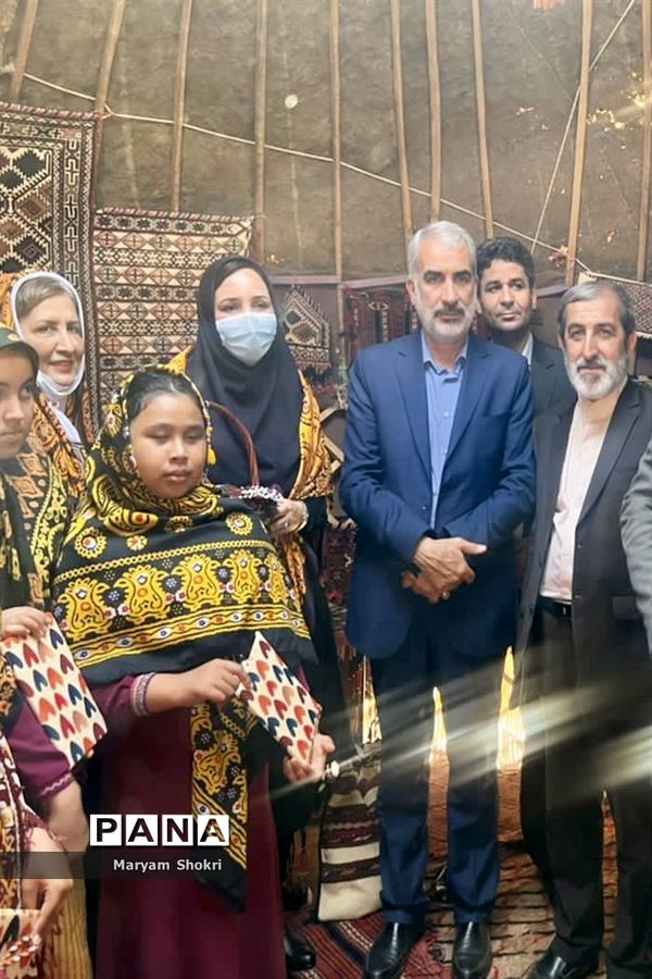 بازدید وزیر آموزش و پرورش و مدیرکل استان گلستان از صنایع دستی دانش‌آموزی