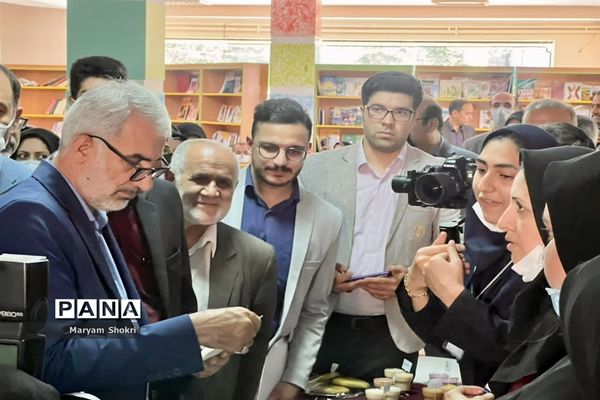 بازدید وزیر آموزش و پرورش و مدیرکل استان گلستان از صنایع دستی دانش‌آموزی