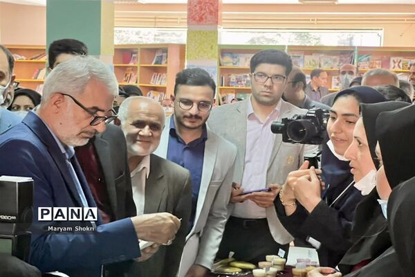 بازدید وزیر آموزش و پرورش و مدیرکل استان گلستان از صنایع دستی دانش‌آموزی