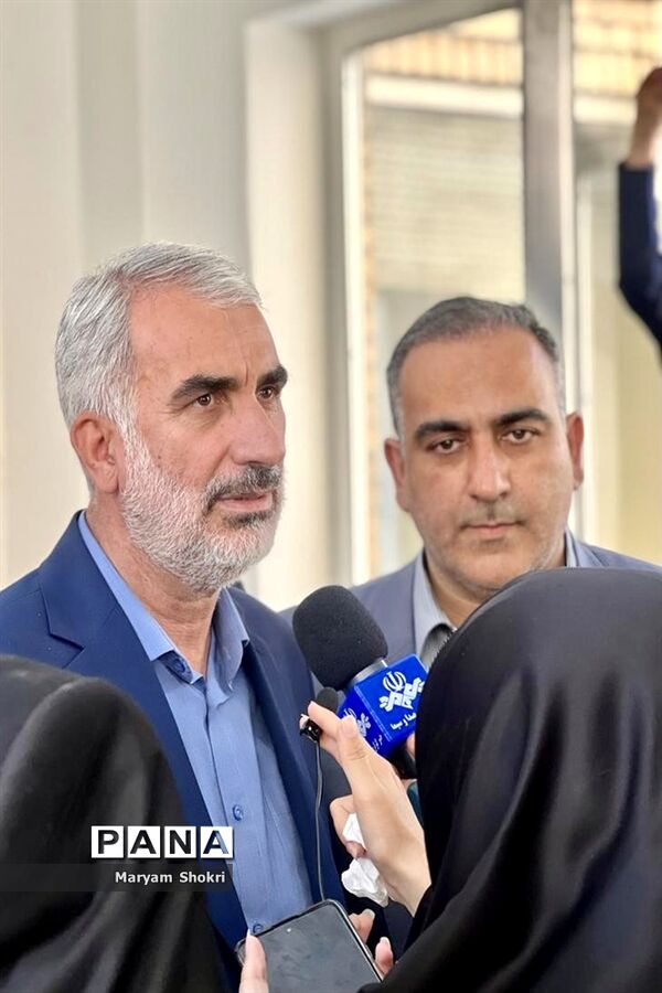 بازدید وزیر آموزش و پرورش و مدیرکل استان گلستان از صنایع دستی دانش‌آموزی