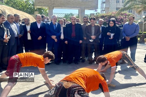 بازدید وزیر آموزش و پرورش و مدیرکل استان گلستان از صنایع دستی دانش‌آموزی