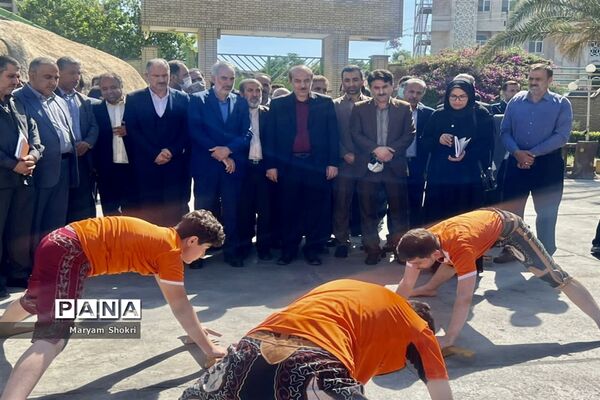 بازدید وزیر آموزش و پرورش و مدیرکل استان گلستان از صنایع دستی دانش‌آموزی