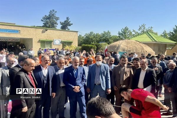 بازدید وزیر آموزش و پرورش و مدیرکل استان گلستان از صنایع دستی دانش‌آموزی