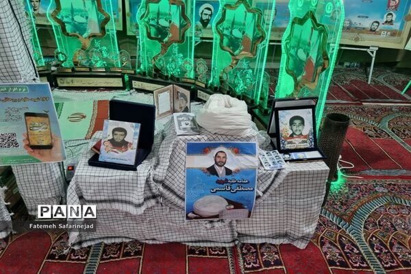 نمایشگاه «تعهد سرخ، از حجره تا سنگر» در قم-1