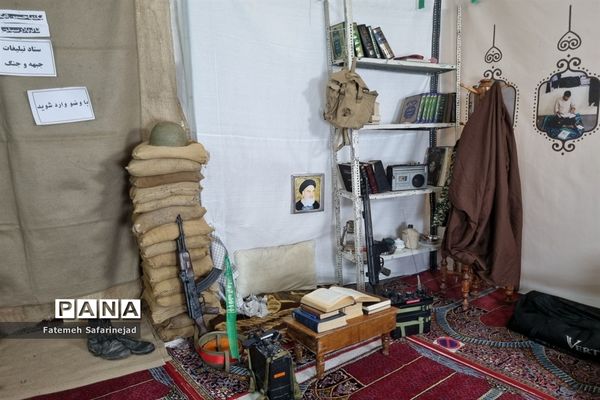 نمایشگاه «تعهد سرخ، از حجره تا سنگر» در قم-1