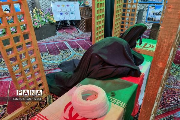 نمایشگاه «تعهد سرخ، از حجره تا سنگر» در قم-2