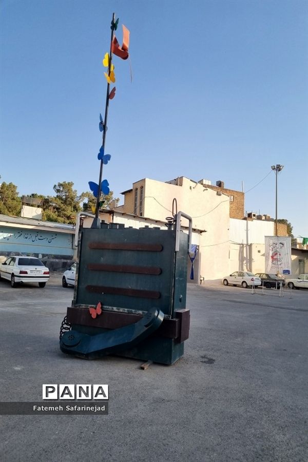 نمایشگاه «تعهد سرخ، از حجره تا سنگر» در قم-2