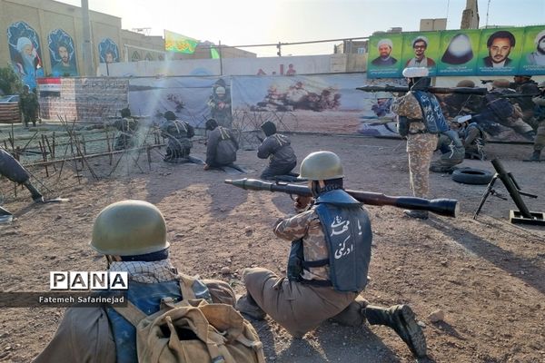 نمایشگاه «تعهد سرخ، از حجره تا سنگر» در قم-2