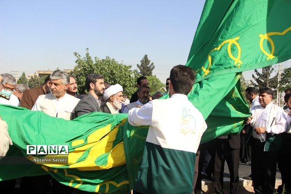 به اهتزاز درآمدن پرچم حرم امام مهربانی‌هادرشهرستان اسلامشهر