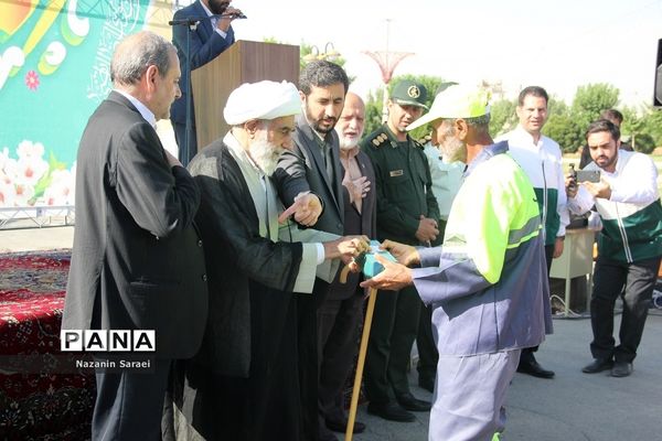 به اهتزاز درآمدن پرچم حرم امام مهربانی‌هادرشهرستان اسلامشهر