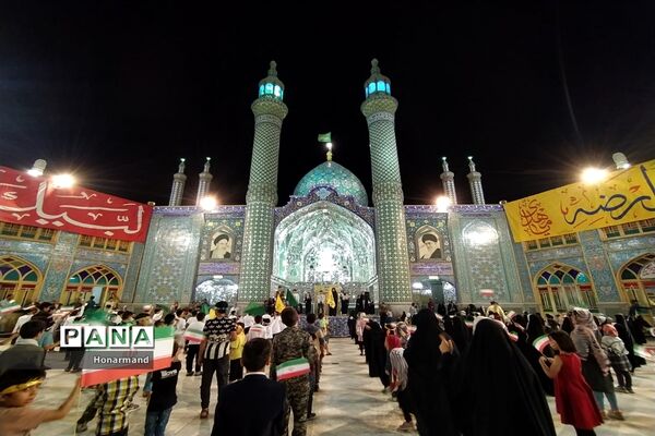 اجرای سرود سلام فرمانده توسط دانش‌آموزان دهه نودی در آران و بیدگل