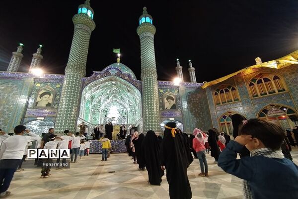 اجرای سرود سلام فرمانده توسط دانش‌آموزان دهه نودی در آران و بیدگل