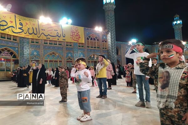اجرای سرود سلام فرمانده توسط دانش‌آموزان دهه نودی در آران و بیدگل