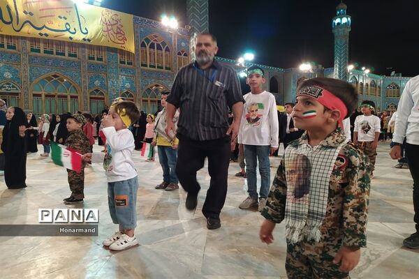 اجرای سرود سلام فرمانده توسط دانش‌آموزان دهه نودی در آران و بیدگل