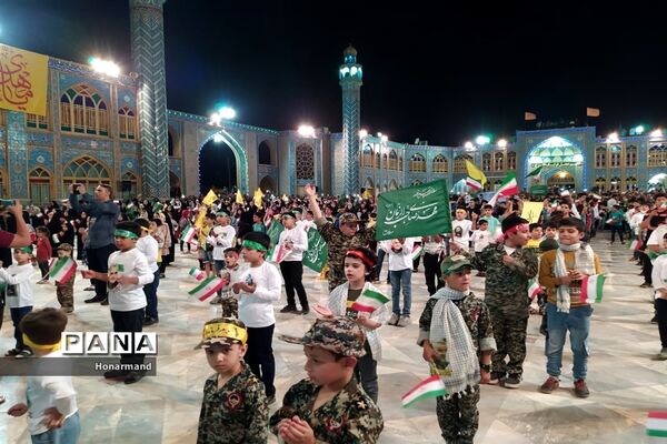 اجرای سرود سلام فرمانده توسط دانش‌آموزان دهه نودی در آران و بیدگل